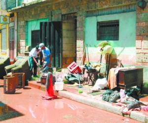 En al barrio La Hoya se realizaron operativos de limpieza en viviendas, al igual que tragantes. Foto: Alejandro Amador/EL HERALDO.