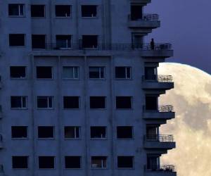El hermoso espectáculo lunar desde un edificio de Madrid, España (Foto: AFP)