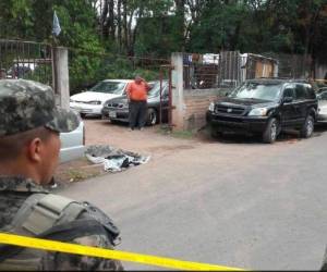 El cadáver de Fernando Medina, de 18 años de edad quedó frente a un taller de mecánica ubicado en el Hato de Enmedio.