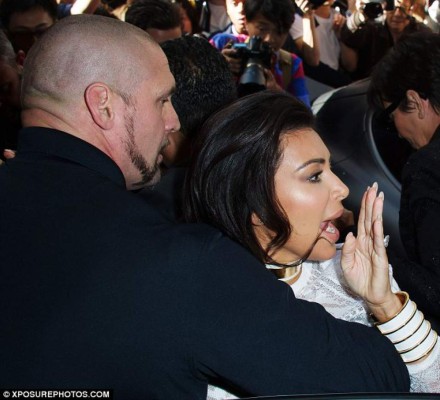 Periodista ucraniano atacó a Kim Kardashian en París