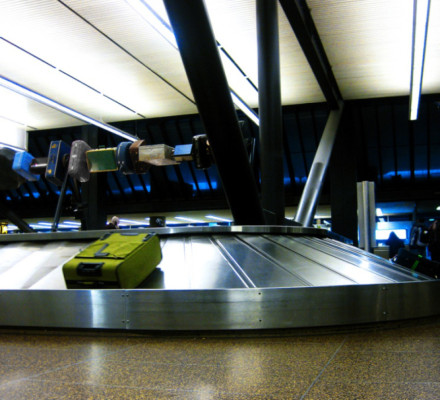 Bebé muere en cinta de maletas de aeropuerto