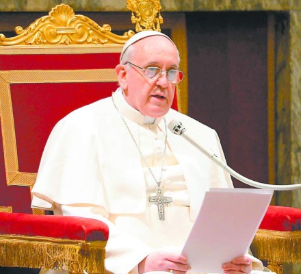 Papa pide diálogo por migrantes