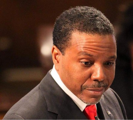 Pastor pide limosna... para comprarse un jet privado