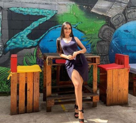 ¿Son pareja? Hermosa presentadora hondureña y delantero de Jamaica coquetean   