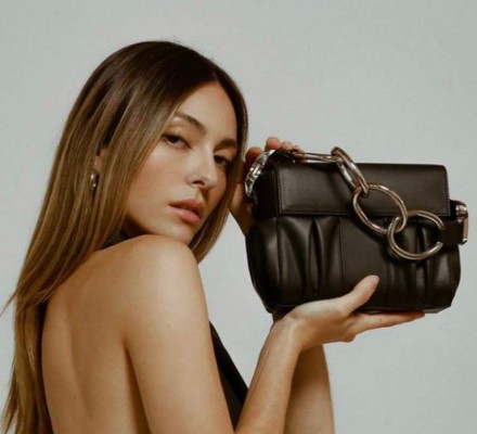 Agua con la que se bañaron y saludos: famosos que vendieron cosas insólitas a sus seguidores