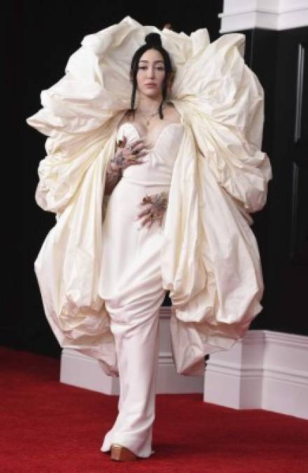 Flores, plumas y esqueletos: los peor vestidos de los Grammy 2021