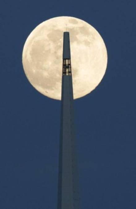 FOTOS: Así se observa la Luna de Nieve en Honduras y el mundo