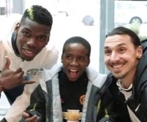 Las estrellas del Manchester United Zlatan Ibrahimovic y Paul Pogba posan junto al pequeño Sam (Foto: Internet)