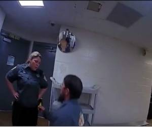 El hombre se le hinco en la cárcel a su amada para pedirle matrimonio.