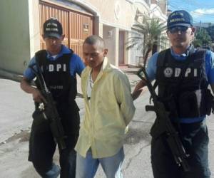 Agentes de la DPI mientras custodian a José Fabricio Martínez tras su captura.