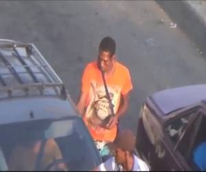 Algunos de los asaltantes se acercan a los vehículos cuidadosamente y luego amenazan a sus víctimas.