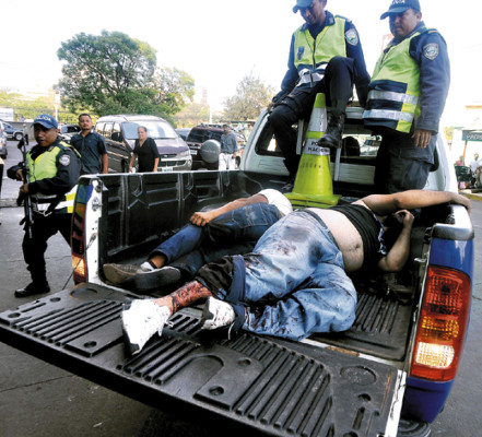 Vecinos frustran asalto y balacean a dos delincuentes