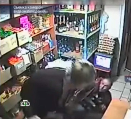 Mujer le da una paliza a un exboxeador