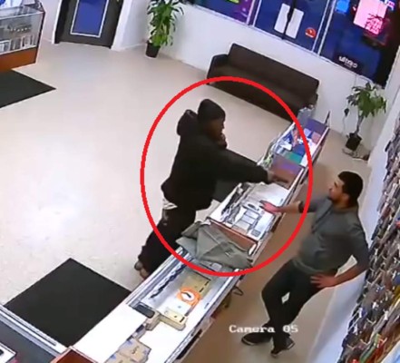 Pretendía robar en una tienda de teléfonos pero no sabía con quién se metía