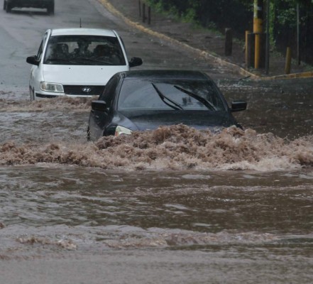 Inundaciones paralizaron tráfico en al menos cuatro bulevares