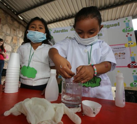 Ingeniosos niños exhiben proyectos en una educativa feria de talentos