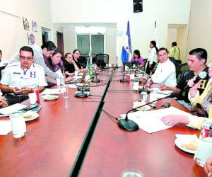 Representantes de muchas organizaciones gubernamentales se reunieron para hablar del tema.