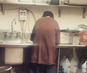 Varias personas se han conmovido por la historia y han comenzado a enviar donativos para el hombre quien parece que ya tiene un nuevo hogar.