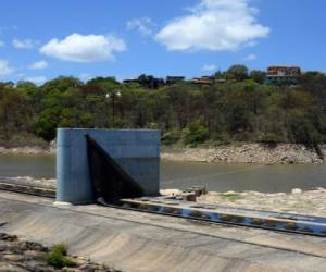 La represa Los Laureles mantiene bajas las cortinas inflables. Foto: Aníbal Vásquez/EL HERALDO.