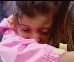 Entre lágrimas recibió la pequeña niña a su madre después de 20 días en un centro de protección.
