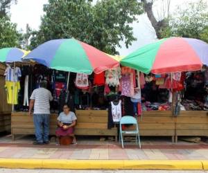 En la entrada a la colonia Las Palmas se instalaron 32 locales de madera con el fin de reordenar a los comerciantes. Foto: J Magallanes/A. Pérez/El Heraldo
