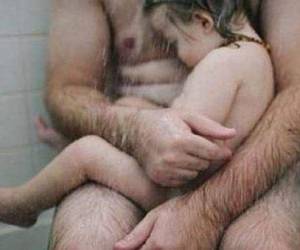 La foto muestra a Thomas el padre de Fox abrazando al pequeño bajo la regadera hasta calmar su fiebre.