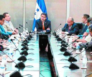 El presidente Juan Orlando Hernández, junto a miembros del Consejo de Defensa y Seguridad, se reunió con representantes de la sociedad civil para analizar la violencia en el país.