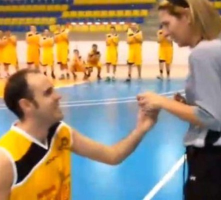 Pide matrimonio en pleno juego