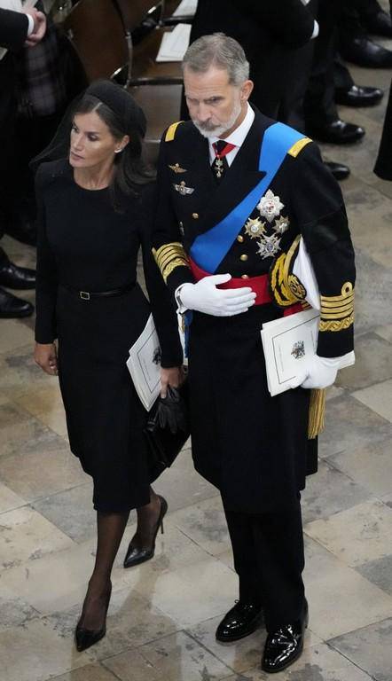 Felipe VI vestía su uniforme militar de gala, Juan Carlos llevaba traje negro, camisa blanca y una corbata también negra.