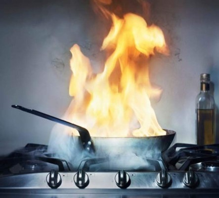 El truco para apagar un sartén en llamas