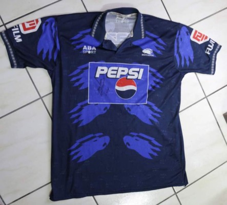 Encuesta para motagüenses de corazón... ¿qué camisa de campeonato de Motagua te gustó más?