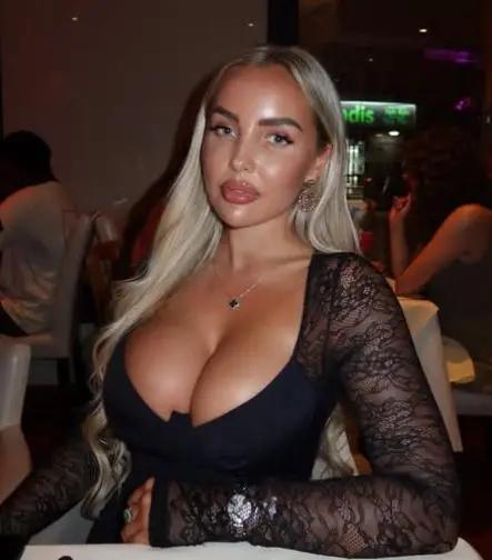 Jugador se tapó el rostró pero siempre fue captado recogiendo bella rubia