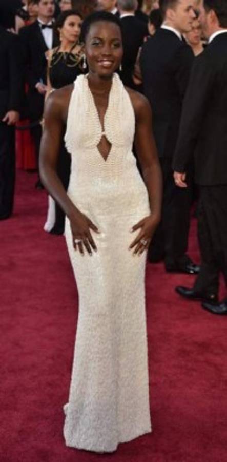 Roban vestido de perlas de Lupita Nyong' o