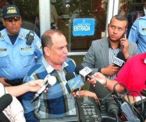El periodista David Romero Ellner al llegar a los Tribunales, con un grupo de apoyo, foto: Osman Zepeda.