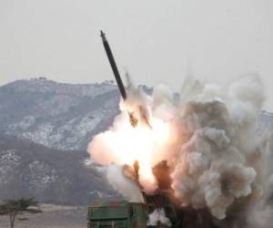 El misil recorrió 2,700 kilómetros, alcanzando una altitud máxima de 550 kilómetros, según el Estado Mayor de Corea del Sur.