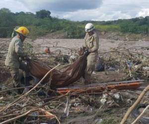Los vecinos de la aldea Zepate aseguraron desconocer la identidad del infortunado hombre y será mediante el procedimiento de huellas dactilares de Medicina Forense que podrá ser plenamente identificado.