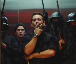 El chacal: El Chacal es un consultor del crimen que ayuda a sus clientes a liberarse de situaciones complicadas. En esta ocasión es requerido por un poderoso empresario para poder escapar de la Polícia y la Interpol.