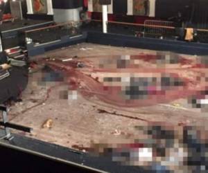 Cuatro yihadistas del grupo terrorista Estado Islámico (EI o ISIS), irrumpieron en el teatro Le Bataclan y comenzaron a disparar contra los espectadores.