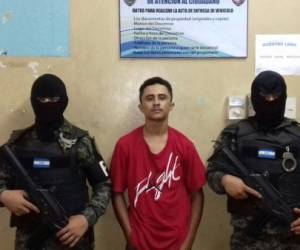 Inmediatamente se procedió a detener, para efectos de investigación, al ciudadano Aarón Omar Acosta Cruz, de 21 años de edad, supuesto informante de los sicarios.