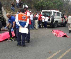 Copeco y la Cruz Roja sacan los cadáveres de entre los amasijos del hierro del automotor.