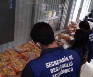 Durante los operativos, el personal de la entidad también verifica si los establecimientos cumplen con las medidas de bioseguridad.