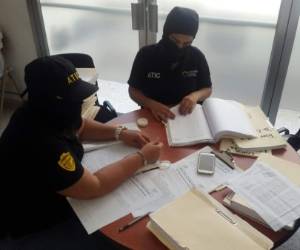 Personal de la Agencia Técnica de Investigación (Atic) mientras revisa documentos en el edificio de la DIECP.