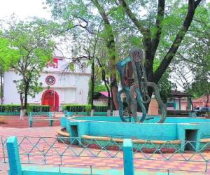 La simplicidad del parque central de Goascorán lo convierte en un espacio acogedor para la convivencia diaria.