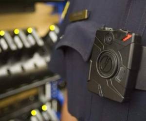 El jefe de la policía de Nueva York, James O'Neill, indicó que 2.200 agentes ya visten los pequeños dispositivos.