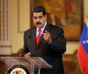 Pese al optimismo del pueblo venezolano por Juan Guaidó, Nicolás Maduro está lejos de dejar el poder.
