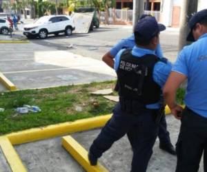 Autoridades remolcan los vehículos donde quedaron las víctimas de masacre en el barrio Suyapa de San Pedro Sula.