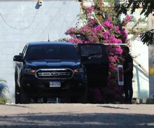 La exprimera dama, Rosa Elena Bonilla de Lobo, pudo salir de la Penitenciaría Nacional Femenina de Adaptación Social (PNFAS) tras el fallo que le permitió cambiar de medidas y pasar a cumplir su condena en su domicilio. El equipo de EL HERALDO captó el momento en el que se marchó y qué cosas se llevó consigo.