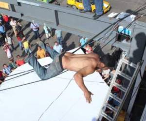 El hondureño Óscar Giovanni Cruz intentó quitarse la vida saltando desde un poste en Hermosillo, México, a inicios de septiembre.