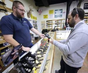 Un informe del gobierno estadounidense muestra que los terroristas conocidos o sospechosos de terrorismo han superado los controles de antecedentes para compra de armas más del 90% de las veces desde 2004.