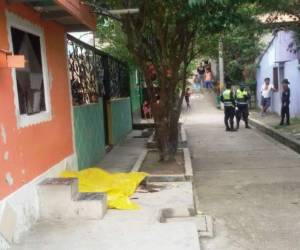 El cadáver de José Antonio Rivera quedó tendido en una acera frente a su casa de residencia. (FOTO: Estalin Irias).